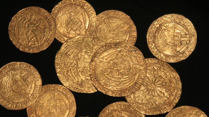 Una familia encuentra monedas de oro de más de 500 años en su jardín