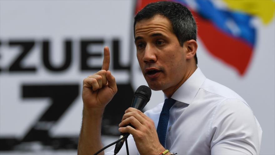 El líder opositor venezolano Juan Guaidó pronuncia un discurso durante un mitin en Caracas, 22 de octubre de 2020. (Foto: AFP)