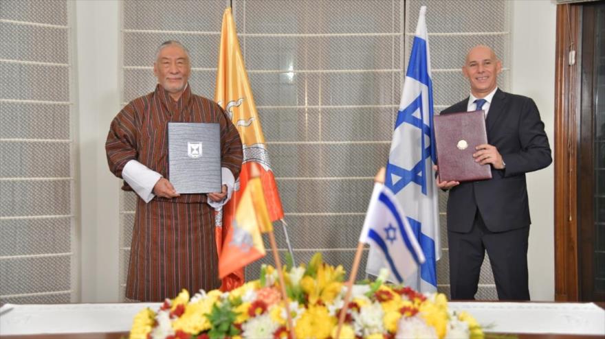 El embajador de Israel en la India, Ron Malka (dcha.) y su homólogo de Bután, Vetsop Namgyel, 12 de diciembre de 2020.