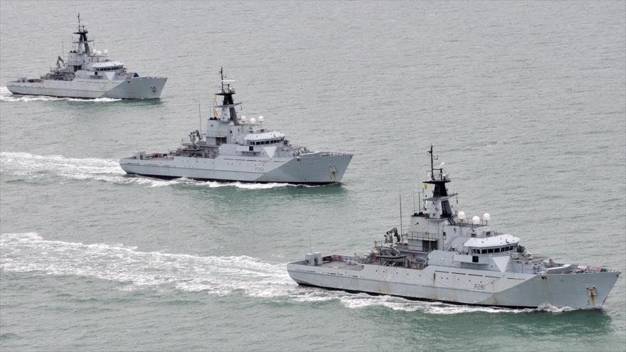 Varios buques patrulleros de la Marina Real británica de la clase River surcan las aguas territoriales del Reino Unido. 