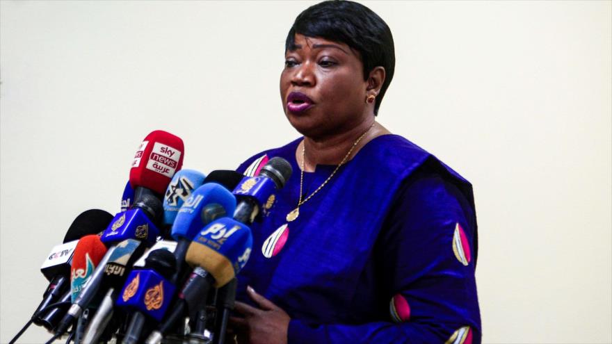La fiscal de la Corte Penal Internacional, Fatou Bensouda, da una conferencia de prensa en la capital de Sudán, Jartum, 20 de octubre de 2020. (Foto: AFP)