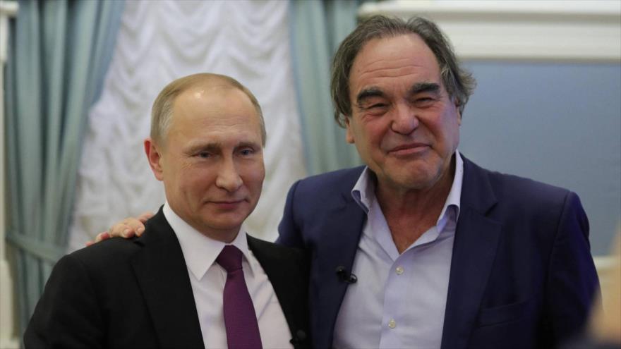 El director de cine estadounidense Oliver Stone (dcha.) y el presidente ruso, Vladimir Putin, en Moscú, capital rusa, 19 de junio de 2019.