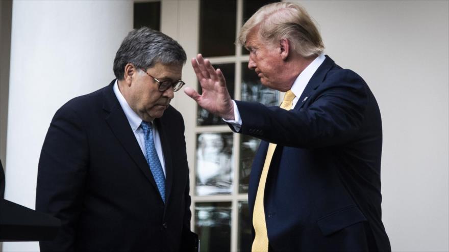 El presidente saliente de EE.UU., Donald Trump (dcha.), y el fiscal general recién renunciado, William Barr.