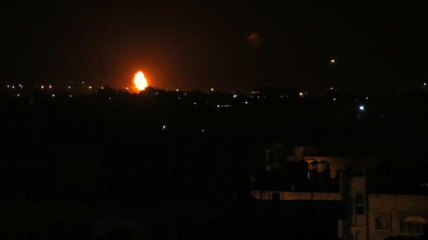 Columna de humo se eleva tras un ataque aéreo israelí contra la ciudad de Jan Yunis, en el sur de la Franja de Gaza, 23 de octubre de 2020. (Foto: AFP)