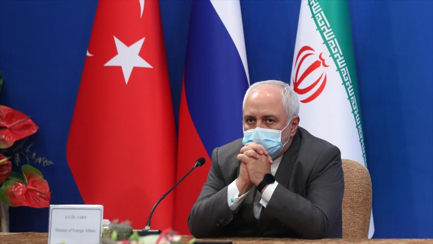 El canciller de Irán, Mohamad Yavad Zarif, asiste a una reunión virtual con líderes de Turquía y Rusia sobre el tema de Siria, Teherán, 1 de julio de 2020.