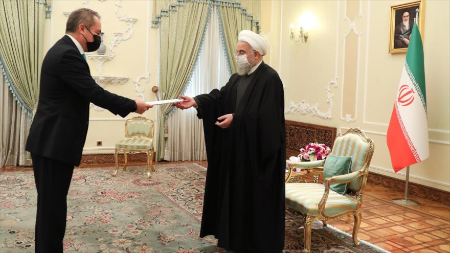 El presidente de Irán, Hasan Rohani (dcha.), recibe al nuevo embajador mexicano en Teherán, capital persa, 15 de diciembre de 2020. (Foto: president.ir)