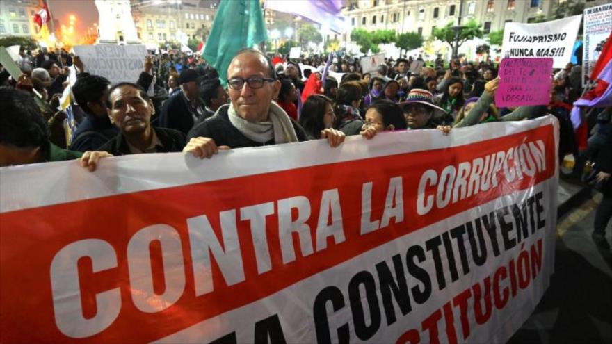Se manifiestan en Lima luego de que el presidente Martín Vizcarra disolviera el Parlamento unicameral de Perú, 3 de octubre de 2019. (Foto: AFP)