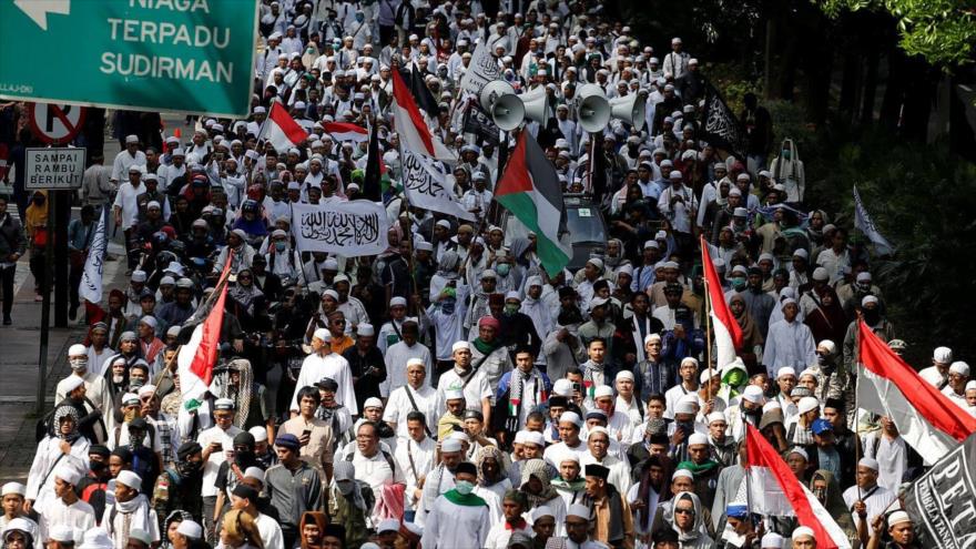 Activistas indonesios sostienen pancartas y banderas de Palestina durante una protesta en Yakarta, 23 de enero de 2017. (Foto: Reuters)