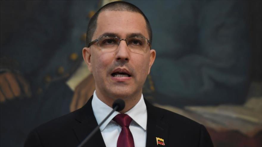 El canciller venezolano, Jorge Arreaza, ofrece una rueda de prensa en Caracas, la capital, 5 de febrero de 2020. (Foto: AFP)