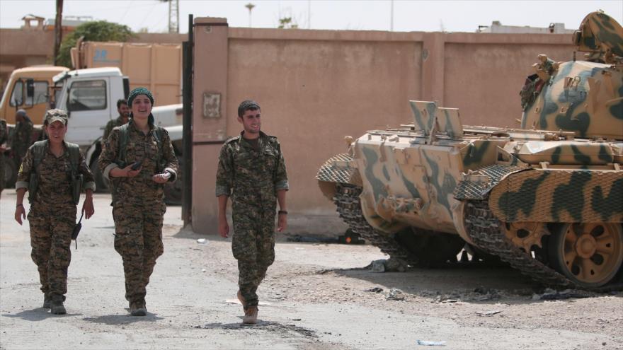 Milicianos kurdos de las Unidades de Protección Popular patrullan por la provincia siria de Al-Hasaka, 22 de agosto de 2016. (Foto: Reuters)