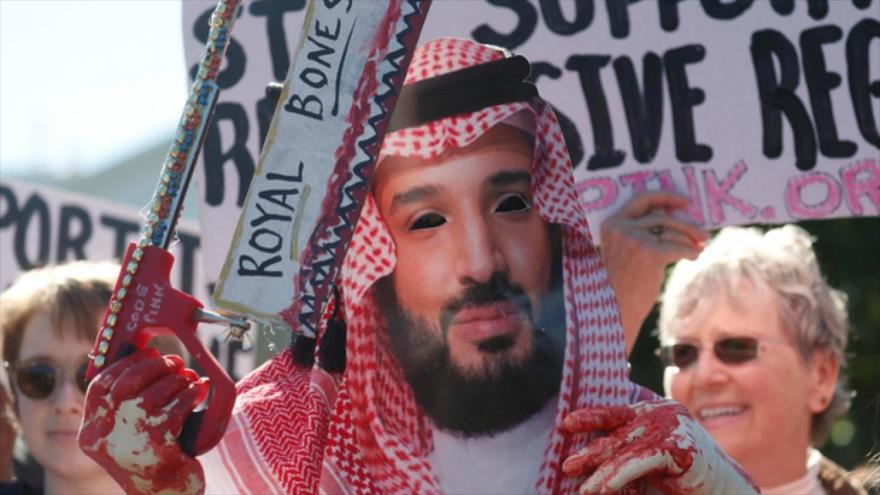 Un manifestante disfrazado del príncipe heredero saudí, Muhamad bin Salman, en una protesta en Washington D.C., capital de EE.UU. (Foto: AFP)