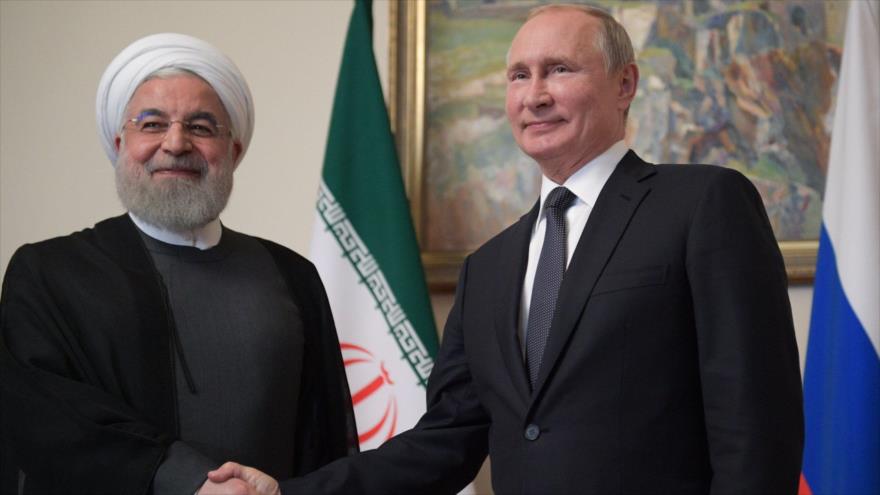 El presidente iraní, Hasan Rohani (izq.) y su par ruso, Vladimir Putin, en una reunión en Ereván, capital de Armenia, 1 de octubre de 2019. (Foto: AFP)