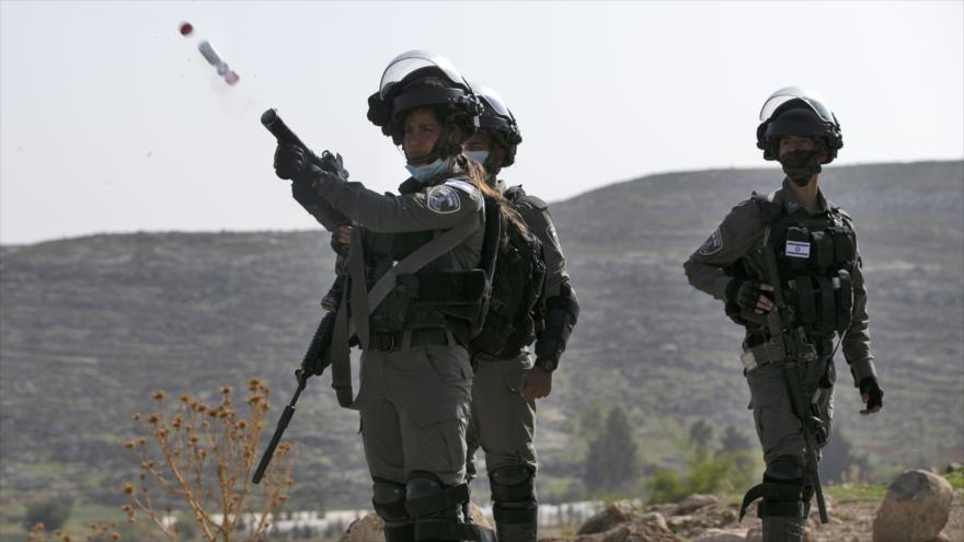 Fuerzas israelíes disparan gas lacrimógeno contra manifestantes palestinos en Kafr Malik, en Cisjordania, 4 de diciembre de 2020. (Foto: AFP)