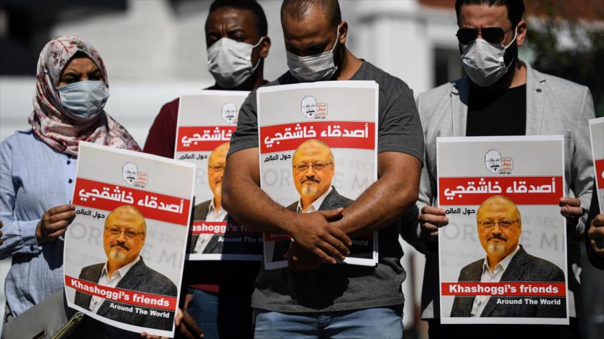 Manifestantes portan imágenes del asesinado periodista Jamal Khashoggi frente al consulado de Arabia Saudí en Estambul (Turquía), 2 de octubre de 2020. (Foto: AFP)