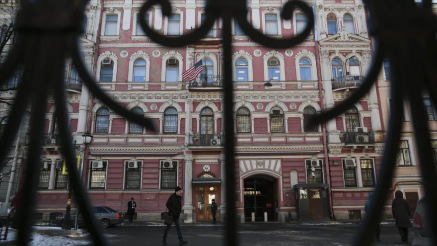 Una vista a través de valla muestra el edificio del consulado de Estados Unidos en San Petersburgo, Rusia. (Foto: Reuters)