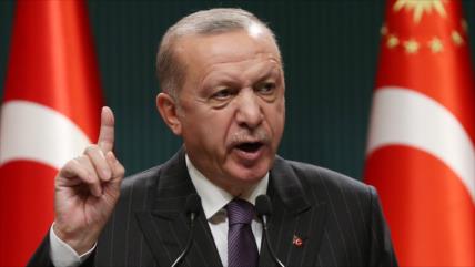 Erdogan asegura que hará arrepentirse a quienes sancionan a Turquía