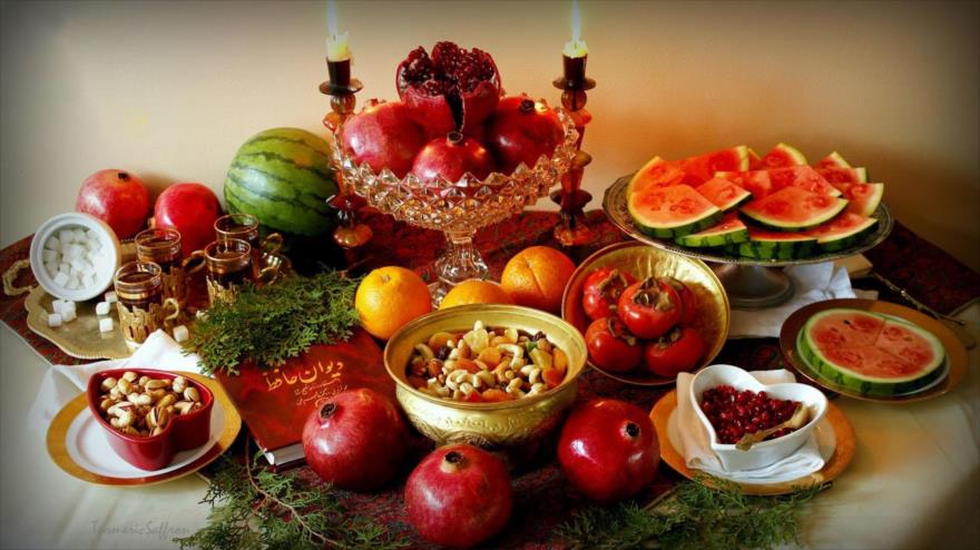 Una mesa preparada para celebrar la noche más larga del año, Yalda.