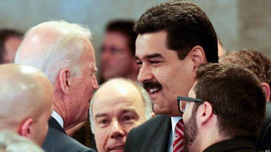 El presidente de Venezuela, Nicolás Maduro (dcha.) y el mandatario electo de EE.UU., Joe Biden, se saludan en un encuentro en Brasil, enero de 2015.
