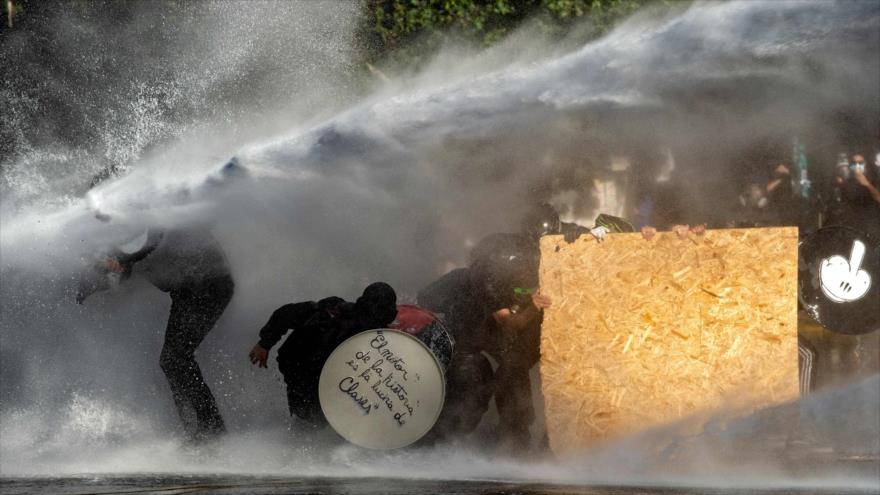 La Policía chilena usa cañones de agua para reprimir a los manifestantes en Santiago, la capital, 4 de diciembre de 2020. (Foto: AFP)