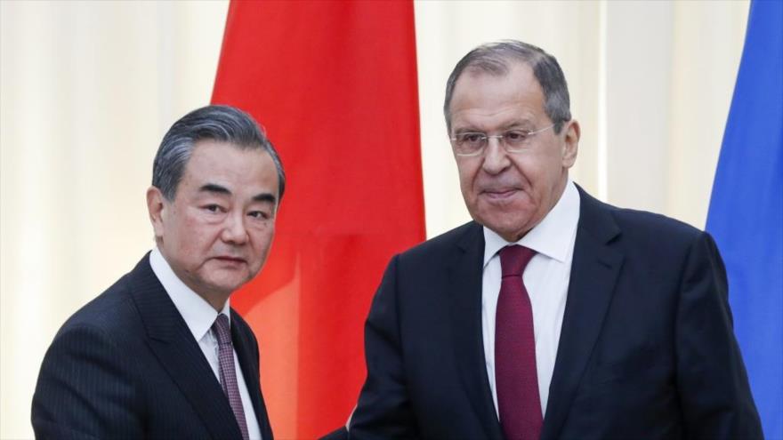 Los cancilleres de Rusia, Serguéi Lavrov (dcha.), y de China, Wang Yi, reunidos en Sochi (Rusia), 13 de mayo de 2019. (Foto: AP)