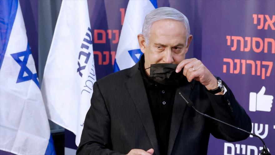 El primer ministro israelí, Benjamín Netanyahu, en un centro médico en Tel Aviv, 19 de diciembre de 2020. (Foto: AFP)
