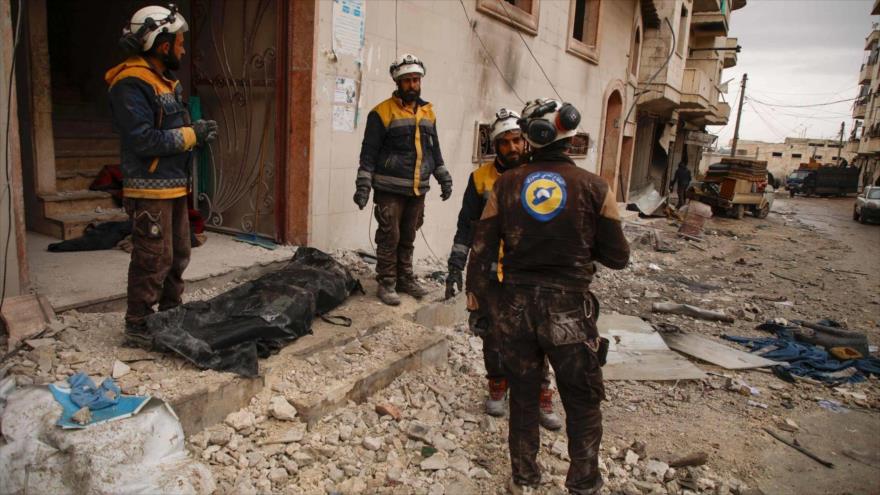 Los llamados ‘cascos blancos’ en la ciudad de Ariha, en la provincia siria de Idlib, 30 de enero de 2020. (Foto: AFP)