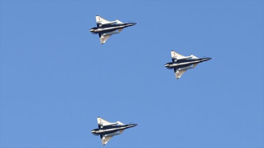 Tres aviones de combate chinos J-10 salen de la Región Autónoma Uygur de Xinjiang, en el noroeste de China, 16 de agosto de 2018. 