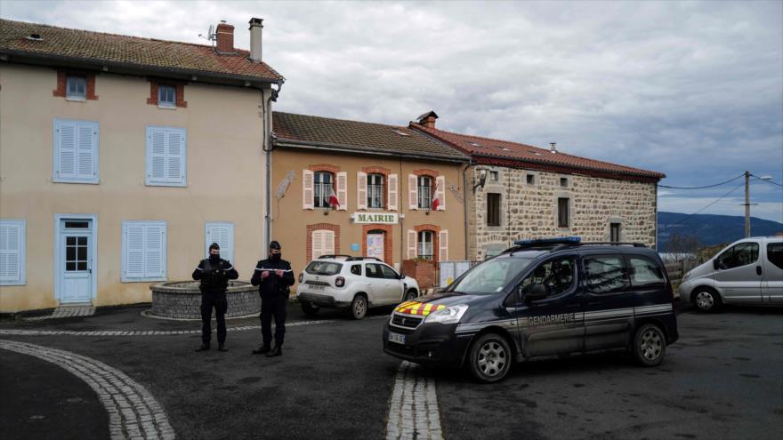 Un gendarme francés se encuentra frente al ayuntamiento en Saint-Just tras el tiroteo mortífero, 23 de diciembre de 2020. (Foto: AFP) 