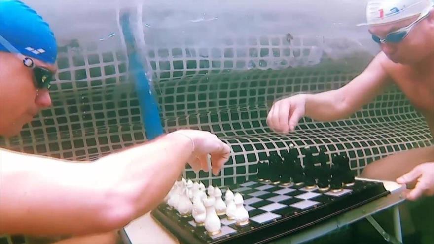 Vídeo: Juegan en Rusia una partida de ajedrez en agua helada