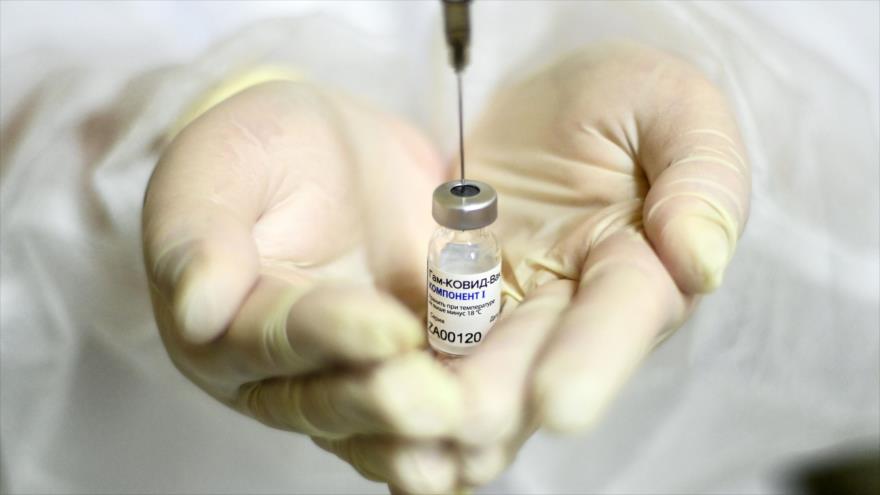 Una enfermera muestra la vacuna rusa Soutnik V contra el coronavirus, 5 de diciembre 2020. (Foto: AFP)