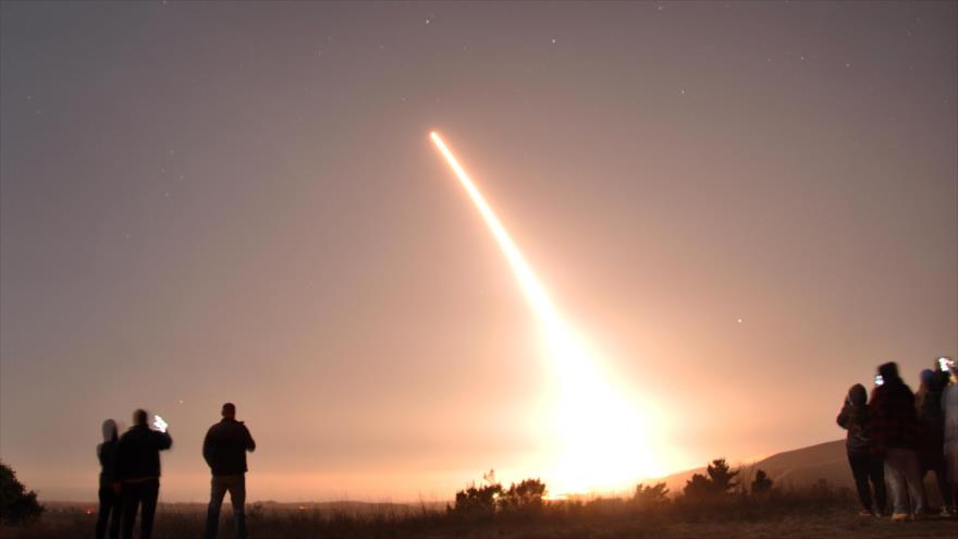 Lanzamiento de un misil balístico intercontinental Minuteman III desde California, EE.UU., 29 de octubre de 2020.