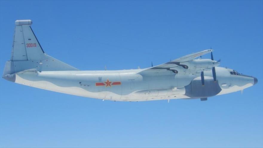 Un avión de combate antisubmarino Shaanxi Y-8 de la Fuerza Aérea de China.