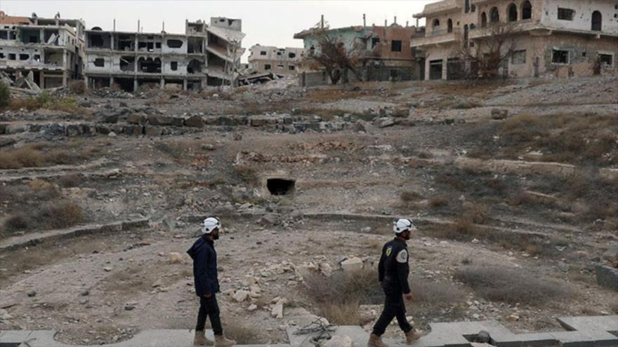 Miembros de los Cascos Blancos inspeccionan daños en un sitio de ruinas romanas en Dara (Siria), 23 de diciembre de 2017. (Foto: Reuters)