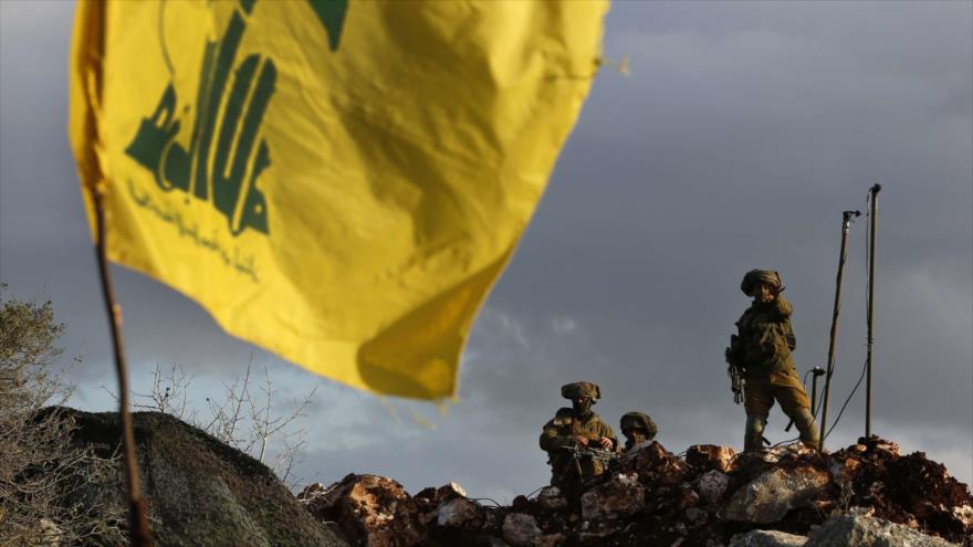 Una bandera de Hezbolá ondeando ante los soldados israelíes en la zona fronteriza entre El Líbano y los territorios ocupados por Israel.