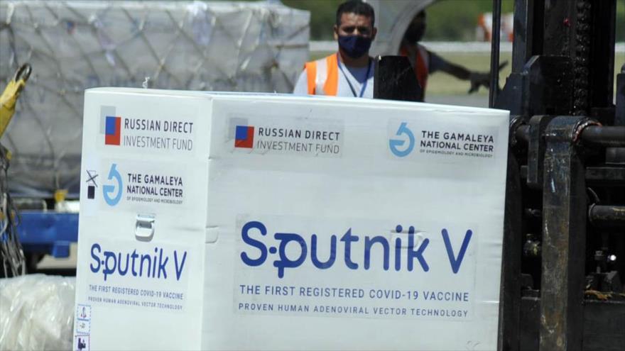 Desembarcan el primer lote de la vacuna rusa Sputnik V contra la COVID-19 en el aeropuerto de Buenos Aires, capital argentina, 24 de diciembre de 2020.
