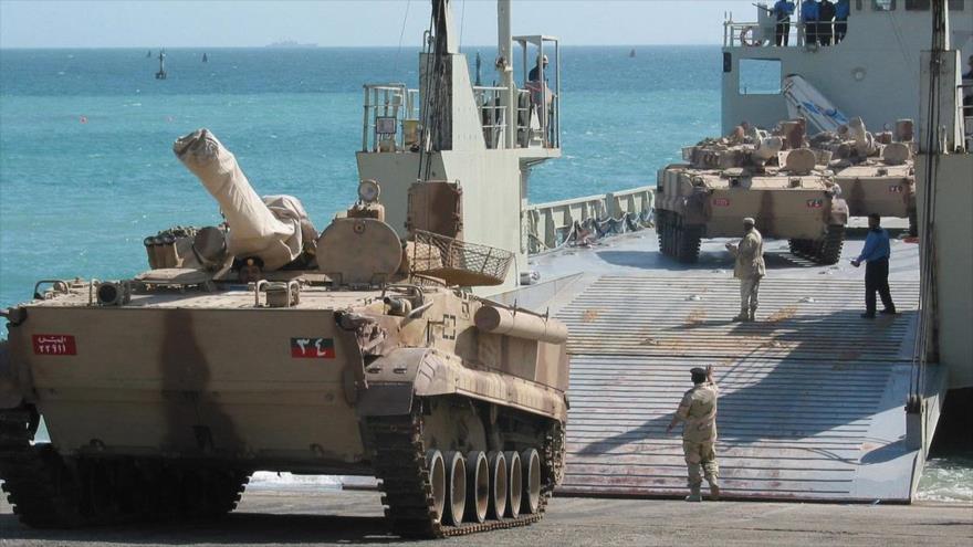 Vehículos blindados de los Emiratos Árabes Unidos (EAU) arriban a la isla de Socotra, Yemen.