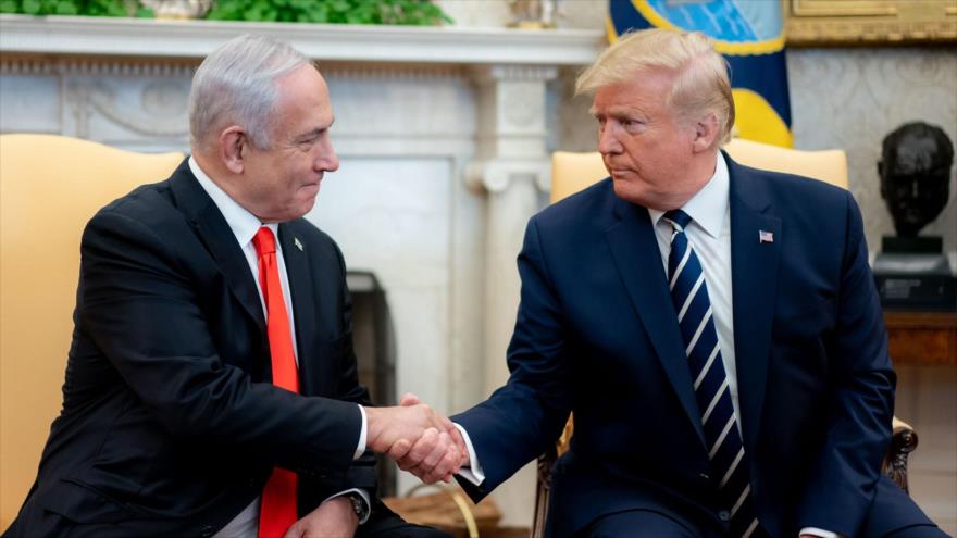 El presidente de EE.UU., Donald Trump (dcha.), reunido con el premier israelí, Benjamín Netanyahu, en la Casa Blanca (Washington), 27 de enero de 2020.