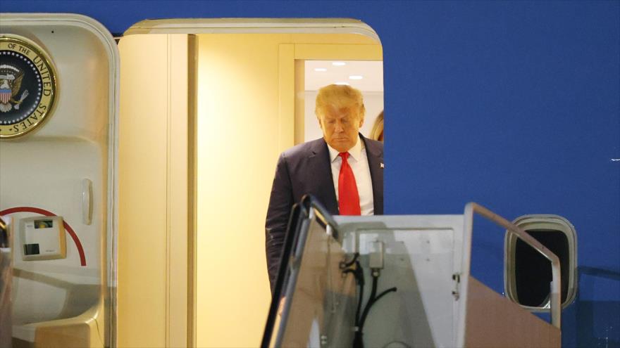 El presidente de EE.UU., Donald Trump, en el Aeropuerto Internacional de Palm Beach, Florida, 23 de diciembre de 2020. (Foto: AFP)