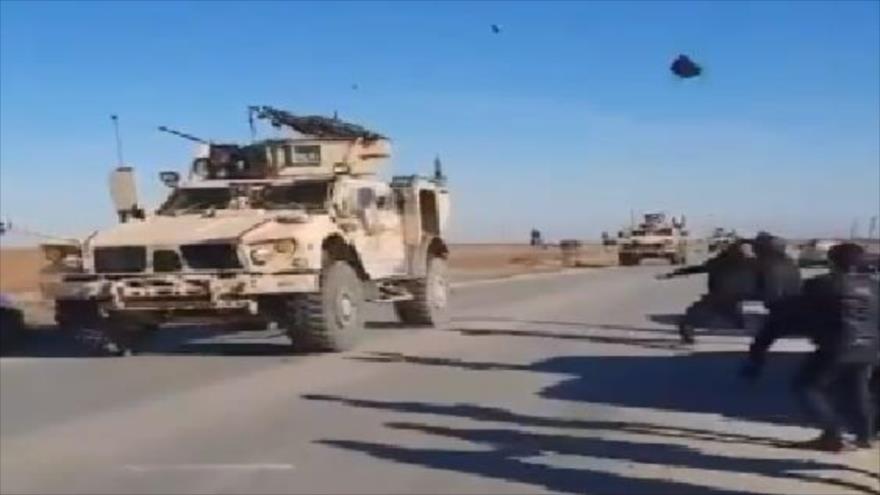 Vídeo: Sirios atacan con piedras convoy de EEUU en Al-Qamishli