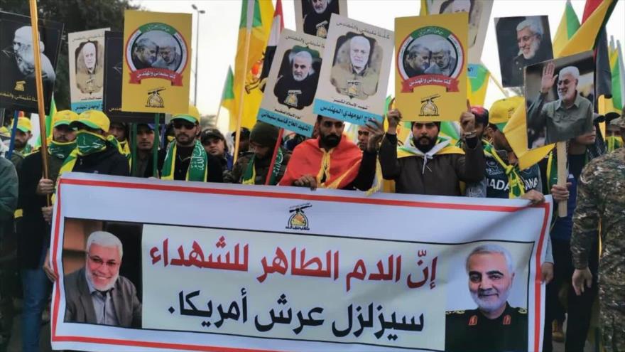 Iraquíes participan en ceremonia de luto por el general Soleimani, y el subcomandante Al-Muhandis en la ciudad iraquí de Kadhimiya, 4 de enero de 2020.