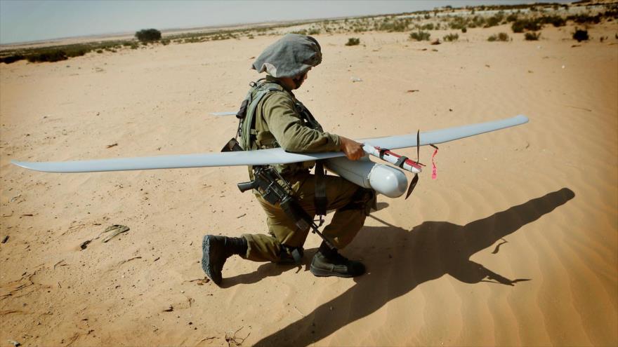Un soldado del ejército israelí con un dron Skylark durante un simulacro en la base de Tze’elim, en el sur de los territorios ocupados. (Foto: Flash90)