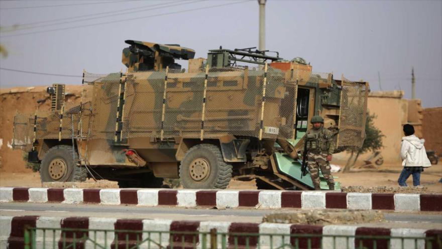 Un soldado turco se encuentra cerca de su vehículo blindado en una carretera cerca de la ciudad de Ain Isa, en el norte de Siria, 26 de noviembre de 2019. (Foto: Getty Images)