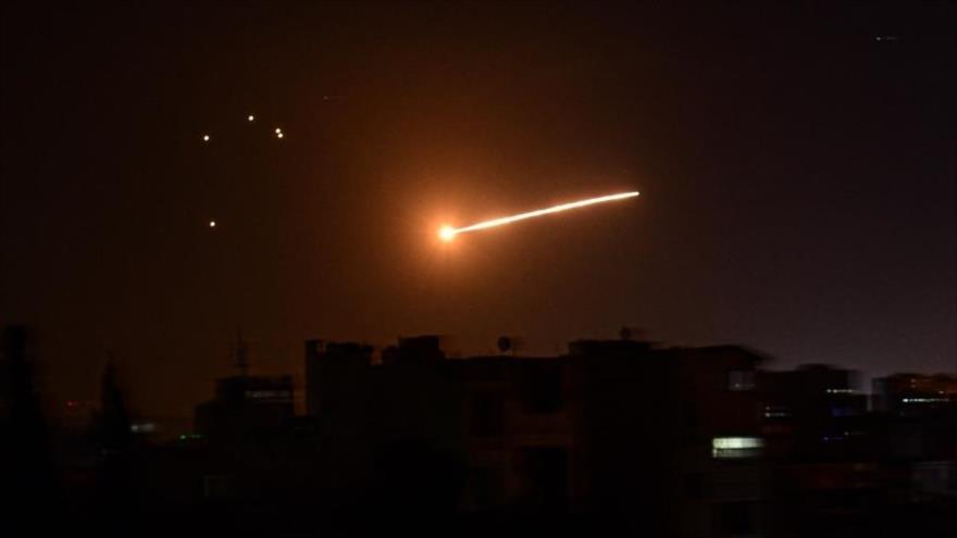 La defensa antiaérea siria repele un ataque israelí. 