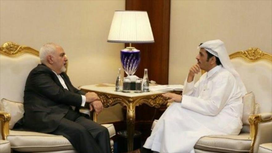El canciller de Irán, Mohamad Javad Zarif, reunido con su homólogo de Qatar, Sheij Mohammed bin Abdul Rahman Al-Thani, en un encuentro bilateral. 