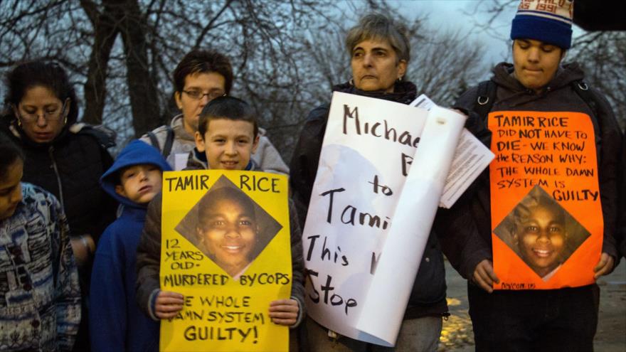 La gente muestra carteles en parque donde murió Tamir Rice, en Cleveland, 24 de noviembre de 2014. (Foto: AFP)