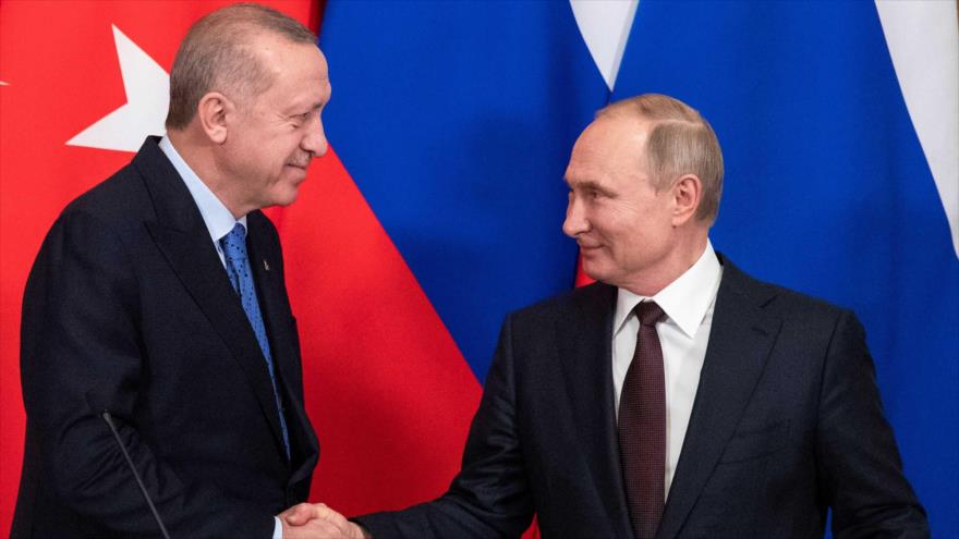 El presidente ruso, Vladimir Putin, y su homólogo turco, Recep Tayyip Erdogan, saludan en una rueda de prensa en Moscú, 5 de marzo de 2020. (Foto: AP)