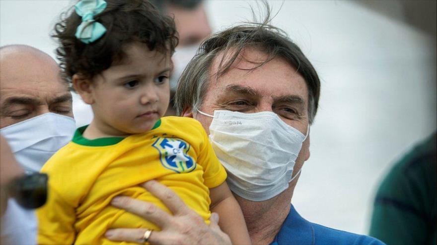 El presidente brasileño, Jair Bolsonaro, visita un hospital en Sao Paulo, la capital económica y cultural de Brasil. (Foto: EPA)