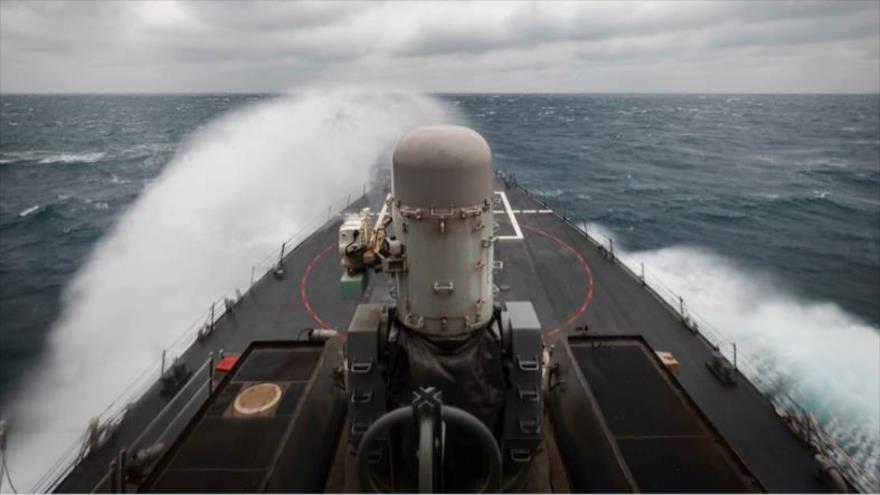  El destructor de misiles guiados de EE.UU. John S McCain navega por aguas del Estrecho de Taiwán, 31 de diciembre de 2020. (Foto: US Navy)