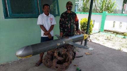 Fotos: Un hombre indonesio pesca un dron submarino chino