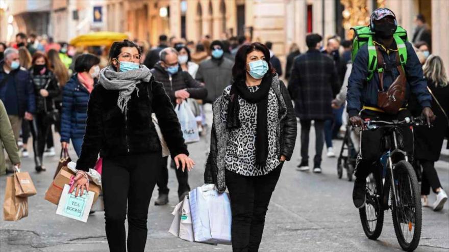  La gente en una calle de Roma (Italia), cubriendo la cara con mascarilla para evitar el contagio de COVID-19, 13 de diciembre de 2020. (Foto: AFP)